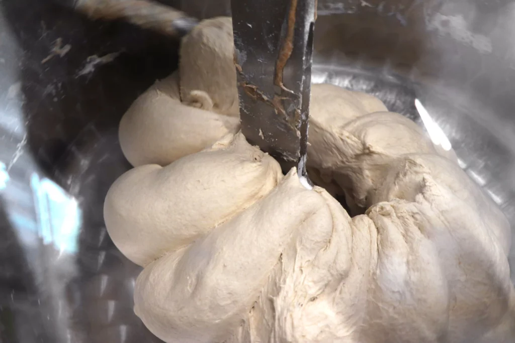 Pétrissage de la pâte au fournil du Moulin de Colagne 