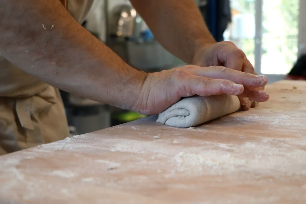Travail du Pain au Fournil du Moulin de Colagne