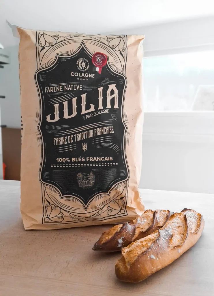 Sac farine Julia ainsi que du pain à base de farine Julia - Moulin de Colagne